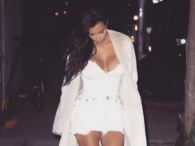 Kim Kardashian w obcisłej białej sukience